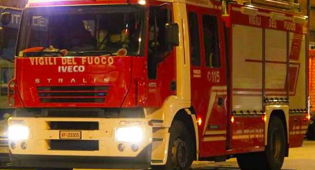 vigili fuoco camion notte