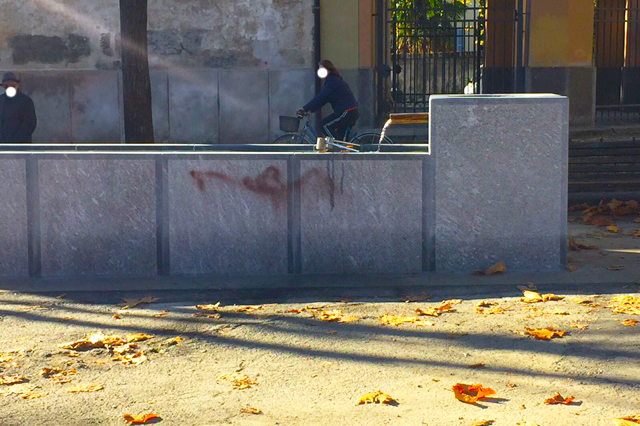 fontana imbrattata