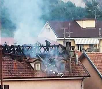 incendio tetto casa danni