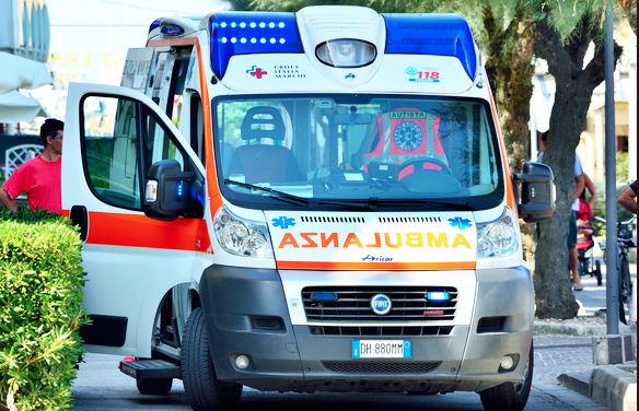 ambulanza portiera aperta
