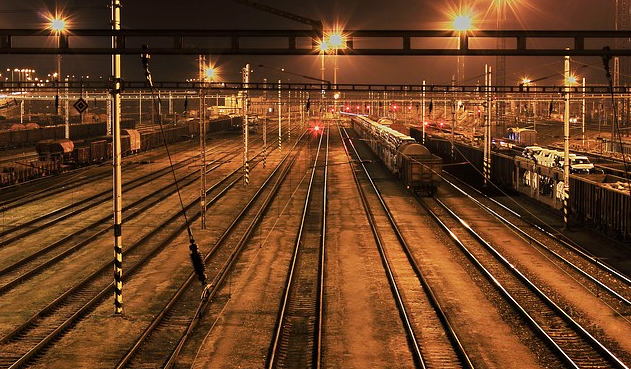 ferrovia binari notte