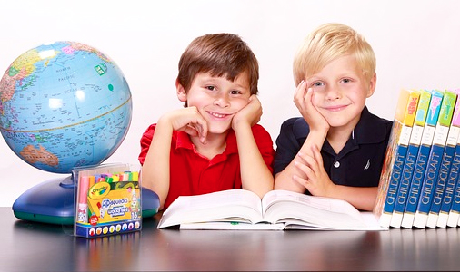 bambini scuola mappamondo