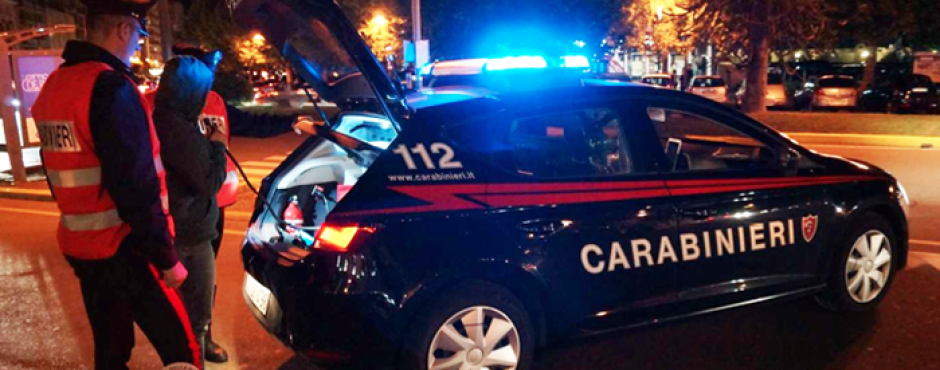 Fugge all'alt dei carabinieri, fermato dopo un inseguimento. Era ubriaco