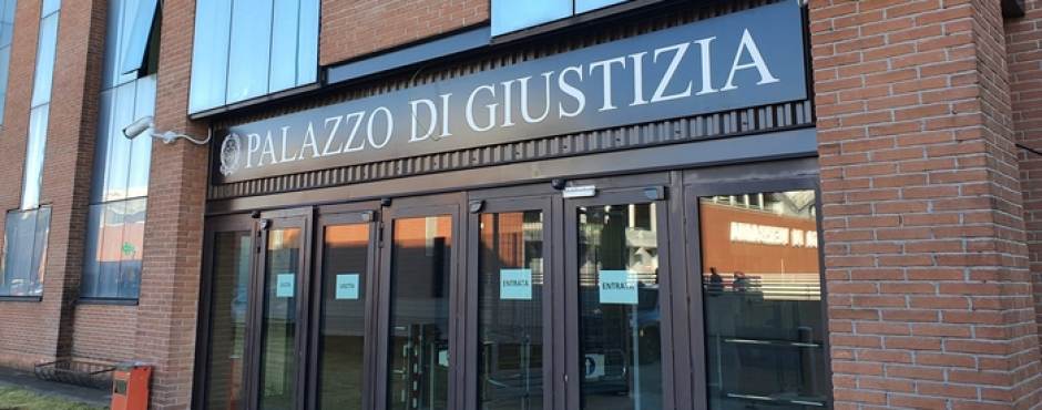 Cade l'accusa al sindaco sui fondi pubblici, braccio di ferro sull'abuso edilizio