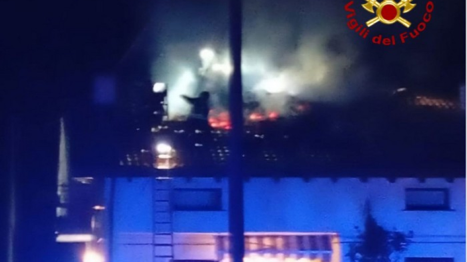 Fiamme al tetto di un'abitazione: dannie sfollati. Nessun ferito