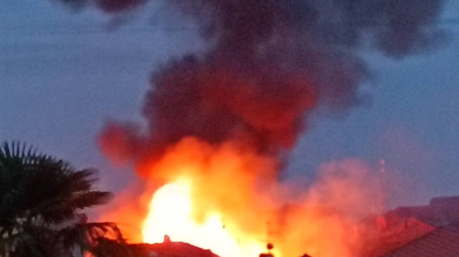 A fuoco un albergo nel centro di Cannero, ferito un vigile del fuoco