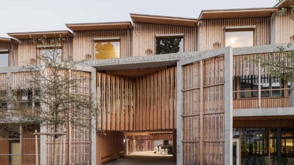 Bambino di sette anni cade dal monopattino: è in pericolo di vita