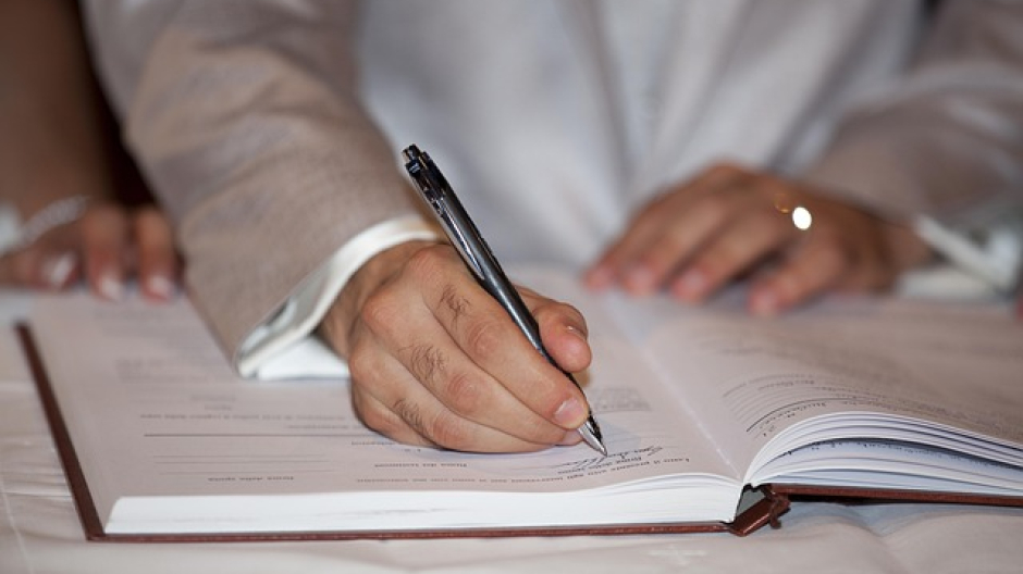 L'Italia ha l'obbligo di trascrivere i matrimoni gay (di C. Crapanzano)