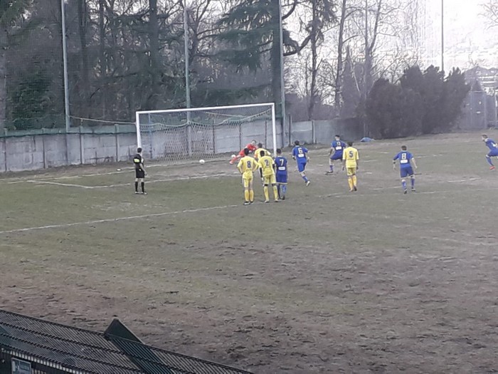 Un rigore al 93’ condanna lo Stresa. Esulta il Borgaro: blues ultimi (foto)
