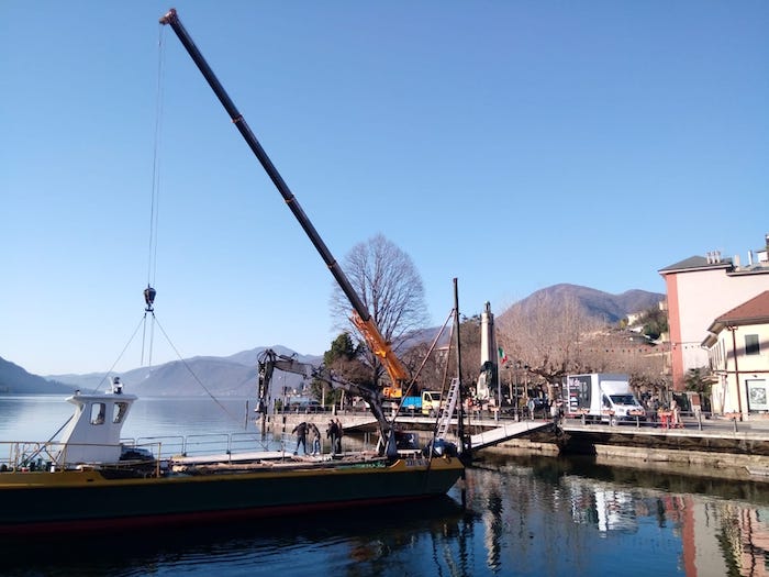 Omegna: si rimuove la zattera dal lago - Foto