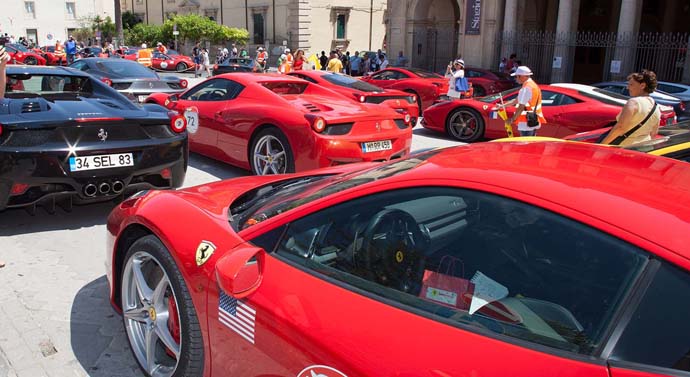 Intra si colora di "rosso": domani maxiraduno Ferrari con simulatori e pit stop