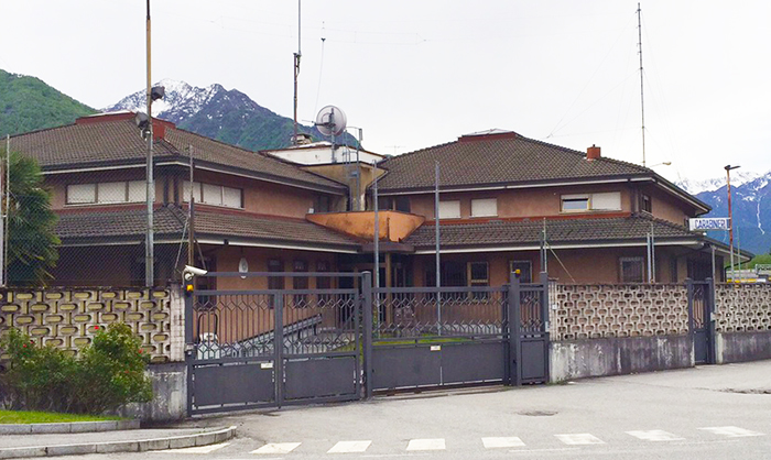 I carabinieri ritrovano dei furgoni rubati a Domo e Villa durante un maxisequestro di armi e refurtiva