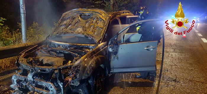 Auto si incendia in superstrada. Salvo il conducente