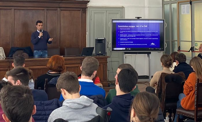 Il giovane ossolano Alessio Macaluso in cattedra per spiegare il diritto europeo