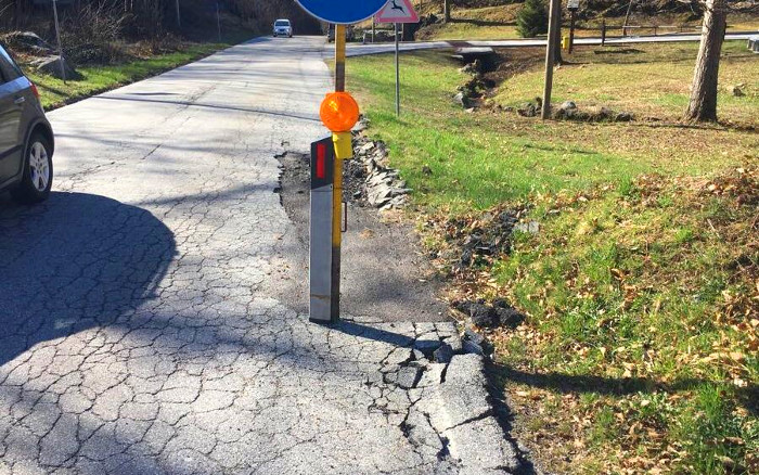 Strada provinciale a Montecrestese, cede l'asfalto. Da mesi la segnalazione