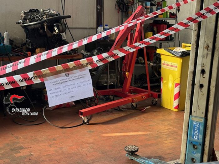 Officina non autorizzata sanzionata dai carabinieri