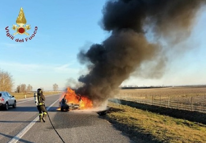 Auto in fiamme sulla bretella della A4-A26