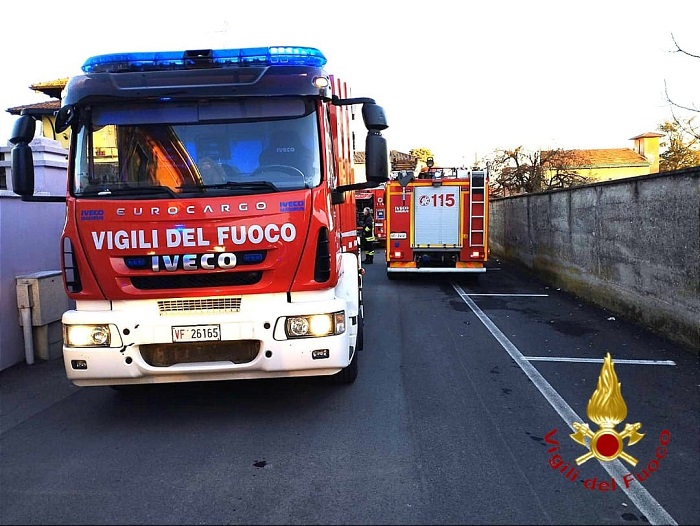 Ragazzini danno fuoco ai rifiuti: identificati