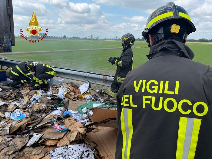 Autocarro a fuoco sulla A26: in salvo il conducente