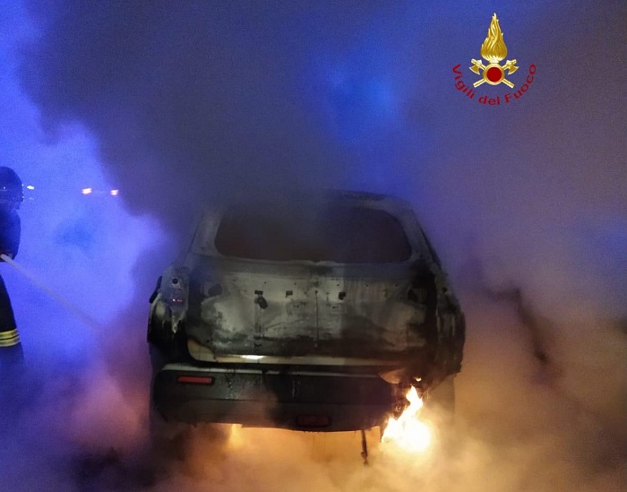 Auto in fiamme, paura in autostrada sulla A26