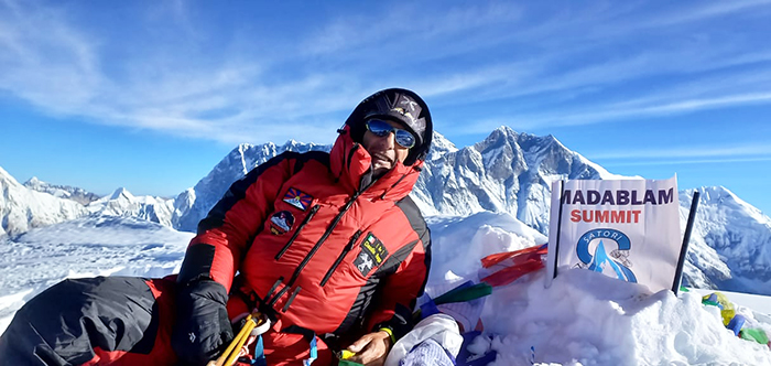 Claudio Ruga porta l'Ossola sulla Cima dell'Ama Dablam, a 6812 metri 