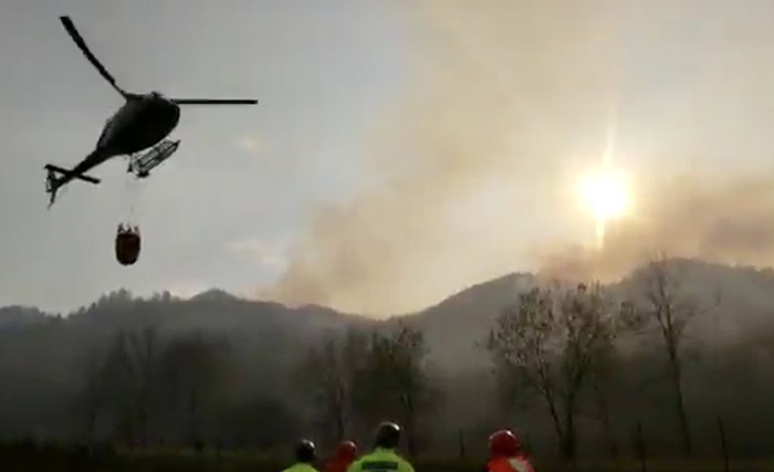 Incendio sopra Baceno, intervento dell'elicottero con Vigili del fuoco ed Aib