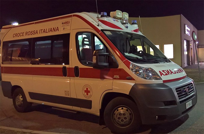 Incidente in moto, uomo in gravi condizioni portato al dea