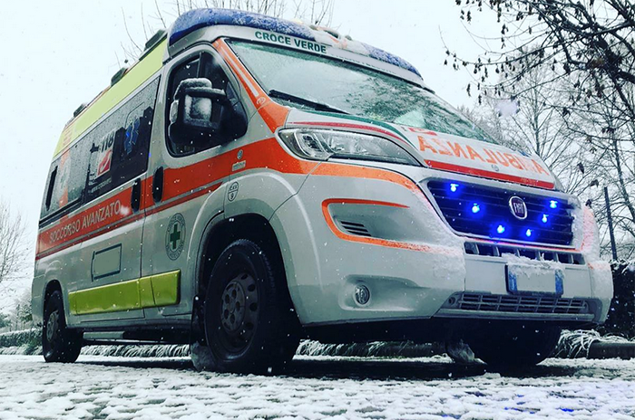 Auto si ribalda in superstrada, scavalca il guardrail e finisce nella scarpata. Illesa la conducente