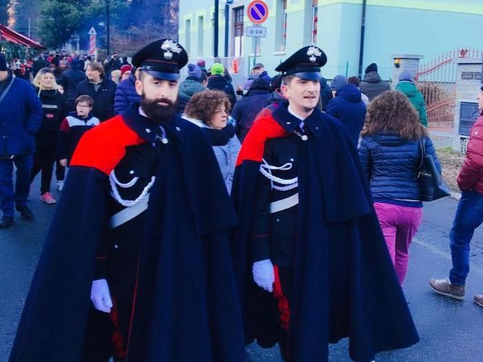 Vigezzo: tra lo stupore dei turisti stranieri, i Carabinieri in uniforme storica di pattuglia ai mercatini natalizi