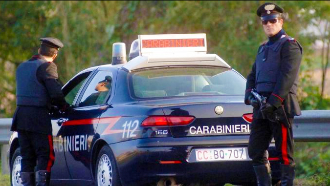 Sorpresi in auto mentre si rollano una canna. Due giovani segnalati alla Prefettura