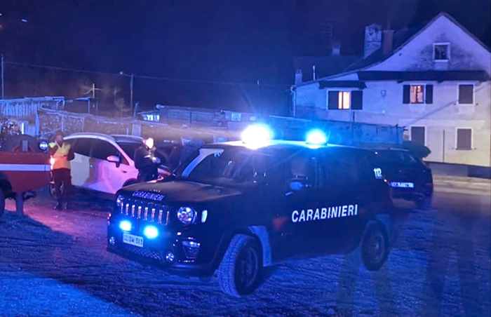 Rapina in casa, scoperti fuggono sui binari. Uno cade, arrestato. L'altro latitante