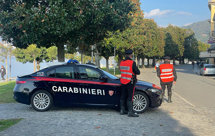 Ubriaco, minaccia passante con un coccio di vetro