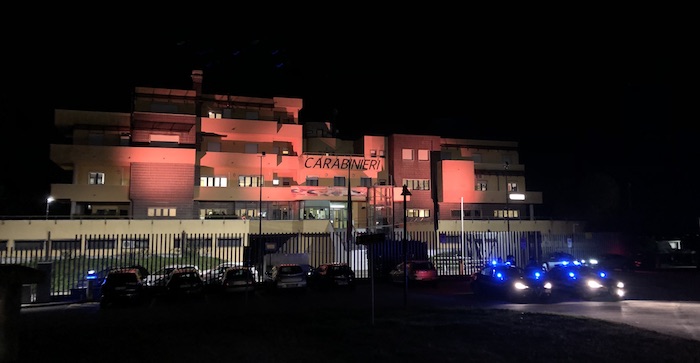 Contro la violenza sulle donne, illuminata di rosso la caserma dei Carabinieri 