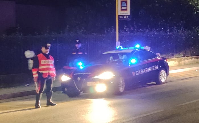 Alla guida di un'auto sportiva con un tasso alcolemico sei volte oltre il massimo 