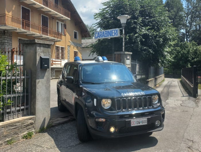 Gira con l'automobile in fermo amministrativo: denunciata per violazione di sigilli 