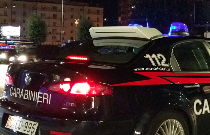 Investe una giovane e scappa. Trovato dai carabinieri e denunciato 