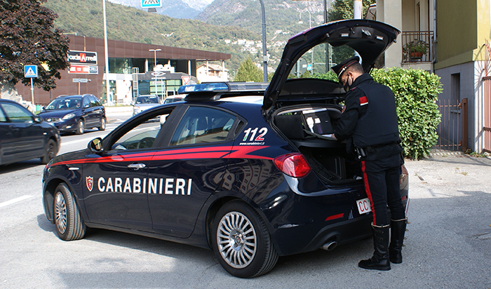 Zigzaga con l'auto. Fermato dai Carabinieri aveva un tasso alcolico 4 volte il consentito. Via patente ed auto
