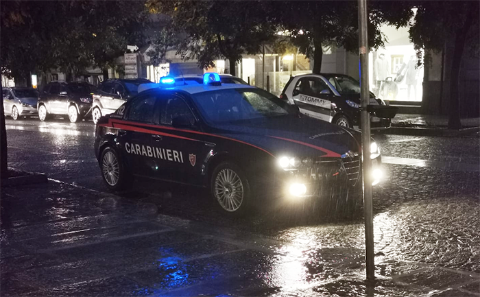 Ubriaco alla guida, perde il controllo e finisce la corsa in una siepe dei giardini pubblici