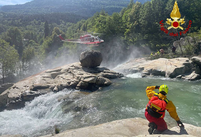 Si alza l'acqua, restano intrappolati agli Orridi di Uriezzo.Interviene l'elicottero
