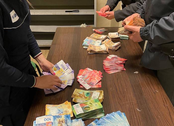 Andava in Svizzera nascondendo 186mila euro in valigia, fermato alla stazione di Domo 