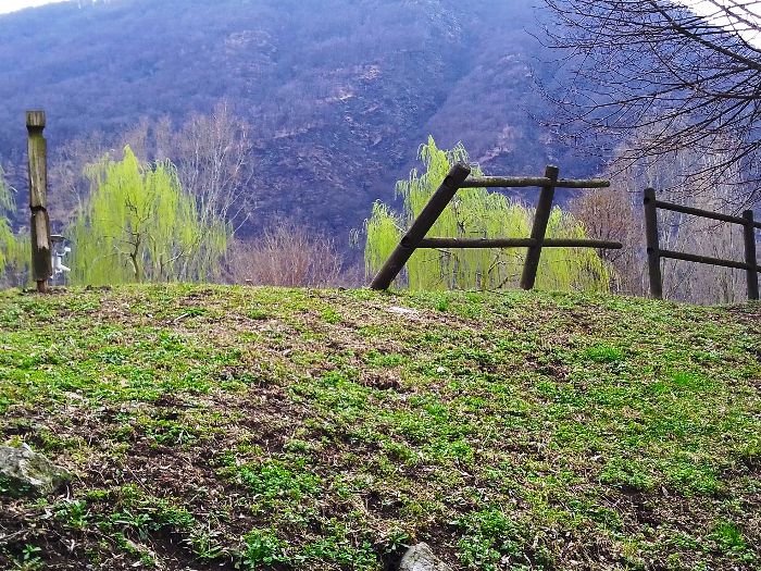 Area picnic di Trobaso: staccionate abbattute