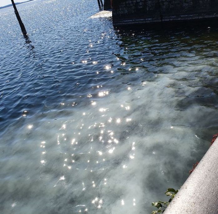 Chiazza bianca sul lago ad Intra
