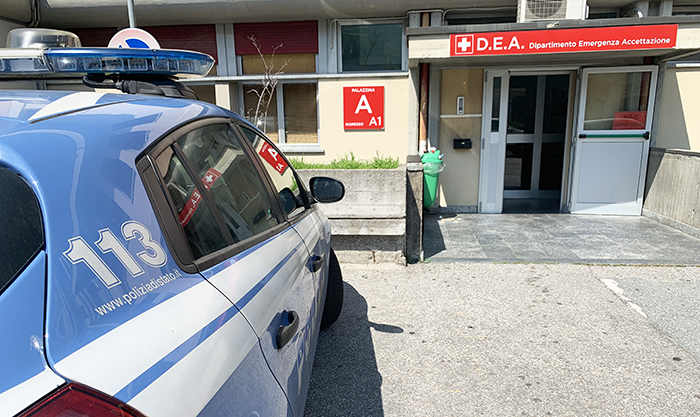 Cade da un capannone alto 4 metri, trasportato al Dea in codice rosso