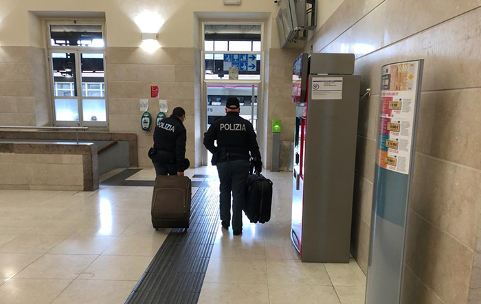 Due giovani palestinesi trovati chiusi in bagno sul treno. Stavano cercando di andare in Svizzera