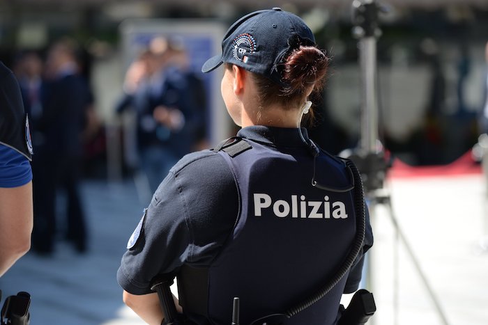Incidente nel Locarnese: 80enne sbalzato fuori dall'abitacolo rimane incastrato sotto l'auto ribaltata, è grave