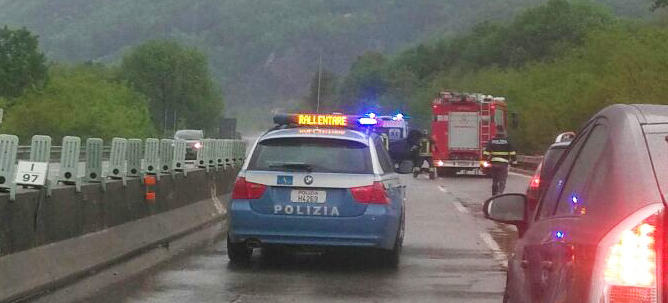 Incidente in superstrada, moto contro il guard rail. Traffico intasato, auto obbligate ad uscire ad Anzola