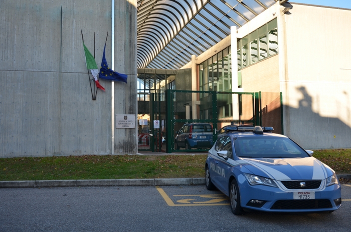 Cinque ragazzi ubriachi salgono di notte sulla ciminiera di Omegna: multati