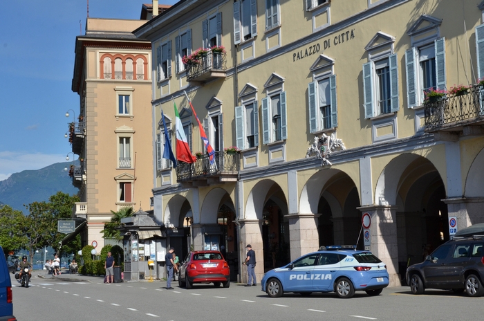 Ubriaco aggredisce vigili, polizia e spacca il vetro dell’auto di servizio