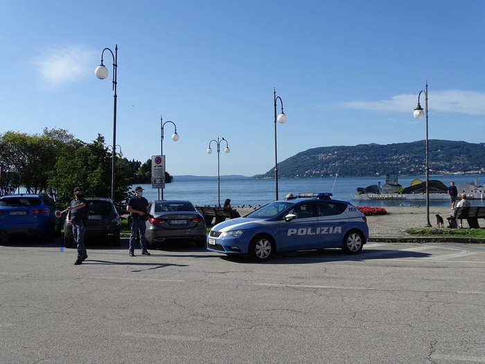 Dal finestrino rotto dell’auto alla multa: il veicolo non era assicurato