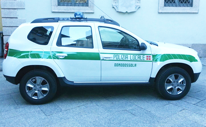 Neopatentata sbanda, abbatte due paletti e danneggia due auto in sosta